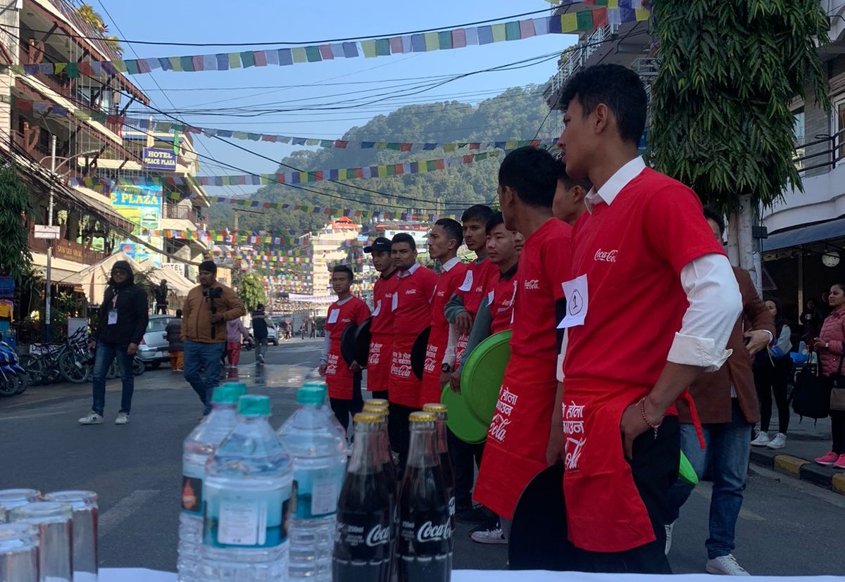 वेटर÷वेट्रेस रेसमा ब्यञ्जन हावी