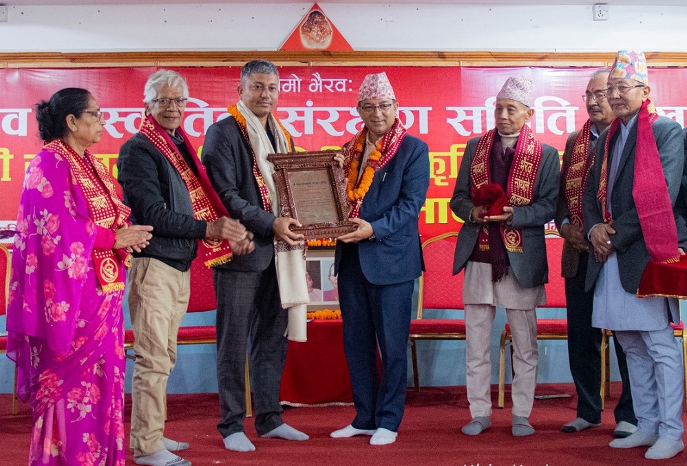 पोखरेली युवा साँस्कृतिक परिवारलाई श्री सर्वज्ञमान विष्णुदेवी संस्कृति पुरस्कार