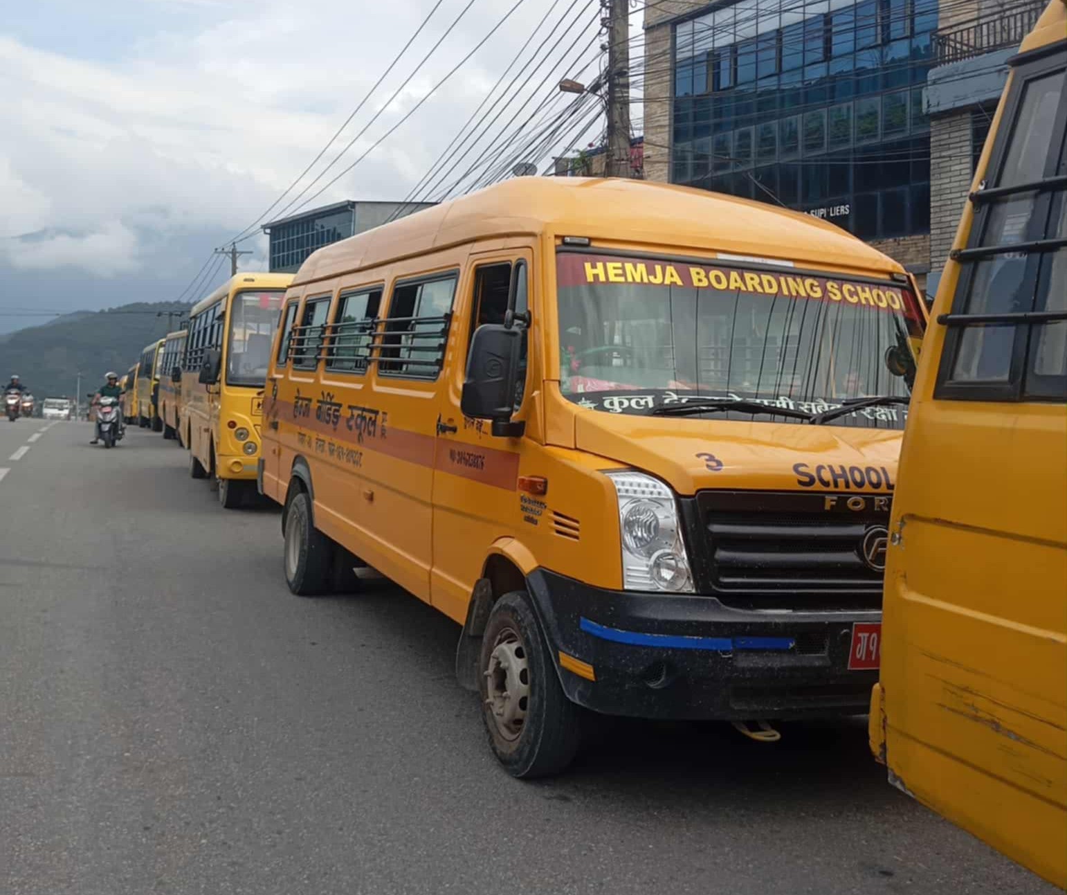 संघीय शिक्षा ऐनको विरुद्धमा निजी विद्यालयका वस सडकमा प्रदर्शन
